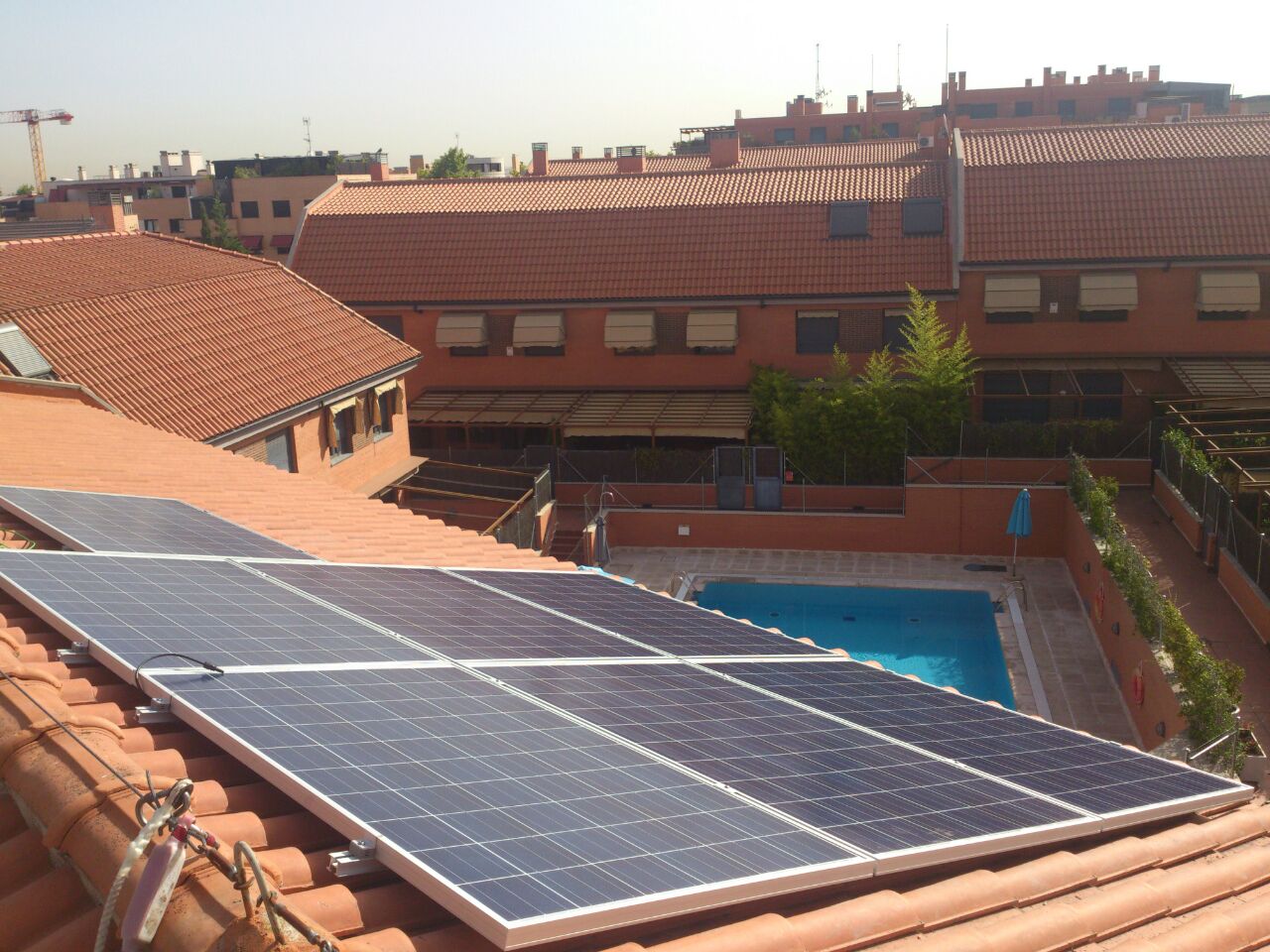 KIT DE ENERGÍA SOLAR EN TU CASA 1.5K – 24V Off-Grid – Casa Ecologica