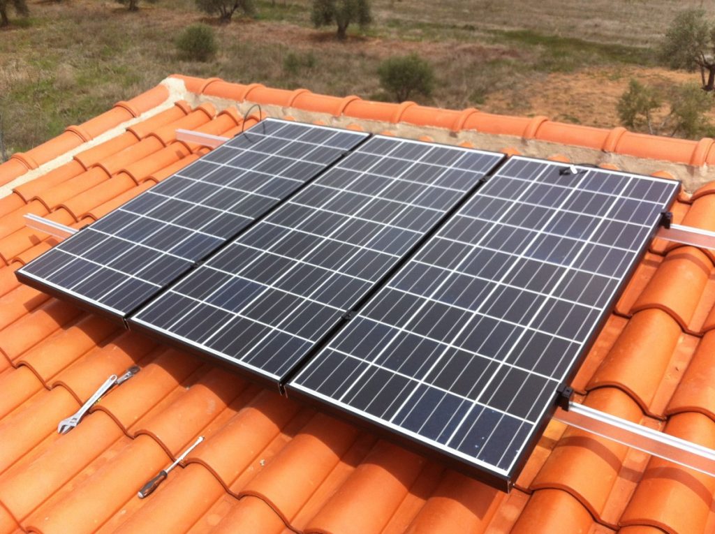 KIT DE ENERGÍA SOLAR EN TU CASA 1.5K – 24V Off-Grid – Casa Ecologica